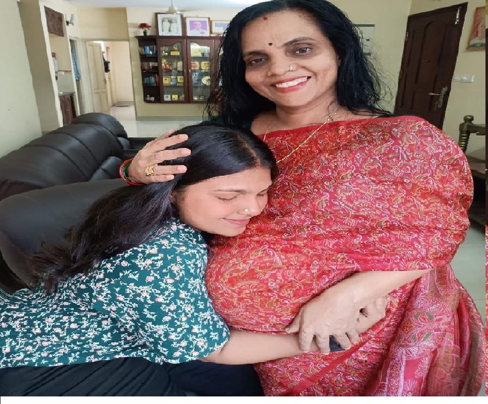 23 वर्षांच्या मुलीची 47 वर्षांची आई प्रेग्नंट