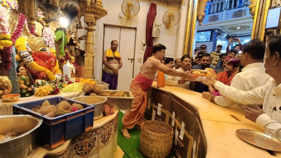 देशभरात चर्चेत असलेले बागेश्वर धामचे पीठाधीश धीरेंद्र शास्त्री यांचा दोन दिवसीय कार्यक्रम मुंबईत संपन्न झाला. या कार्यक्रमानंतर त्यांनी शहरातील प्रसिद्ध सिद्धिविनायक गणपतीचे दर्शन घेतलं. मात्र, या दर्शनावरुन आता नवीन वाद निर्माण होण्याची चिन्ह आहेत.