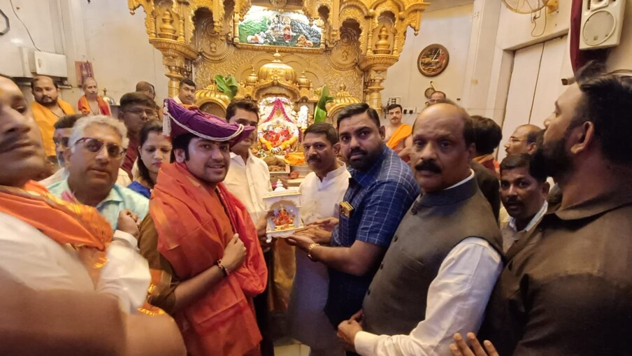 तर बागेश्वर बाबा यांनी आज सिद्धिविनायक बाप्पांचे दर्शन घेतल्यावर कोषाध्यक्ष संजय सावंत (ठाकरे गट)यांनी विरोध केला. मात्र, सिद्धिविनायक न्यास मंदिरावर असलेल्या काँग्रेसच्या विश्वस्तांनी बागेश्वर बाबांचे मंदिरात स्वागत केले.