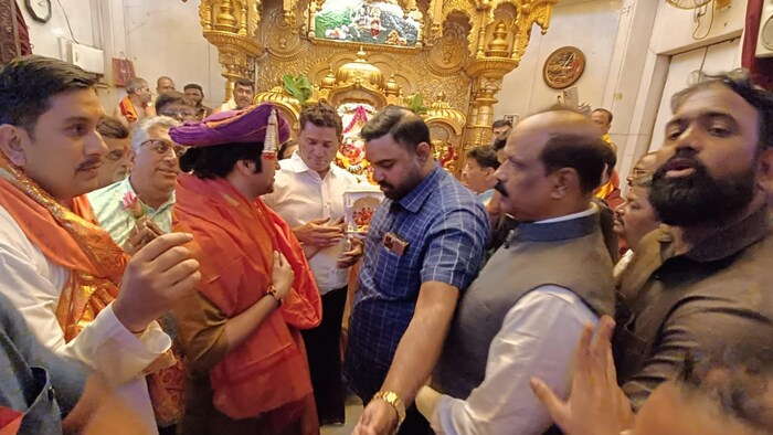 श्री सिद्धिविनायक मंदिरात येण्यापूर्वी बागेश्वर बाबांनी याबाबत प्रशासनाला माहिती दिली नाही. व्हीआयपी व्यक्तींना मंदिर प्रशासनाला याची माहिती देणे बंधनकारक आहे.