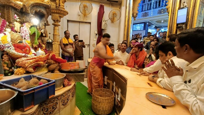 ज्या पद्धतीने बागेश्वर बाबांनी सिद्धिविनायक मंदिरात दर्शन घेतले, त्याबद्दल मंदिर प्रशासनाने नाराजी व्यक्त केली आहे.