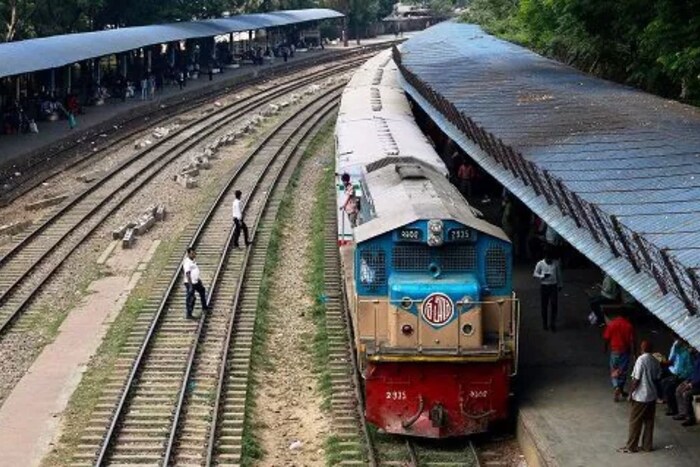 ट्रेनचा मागील भाग सोडला जातो त्याला ब्लॉक सेक्शन म्हणतात. त्यानंतर त्या मार्गावर येणाऱ्या गाड्या थांबवल्या जातात. याची माहिती सिग्नलमनला दिली जाते.