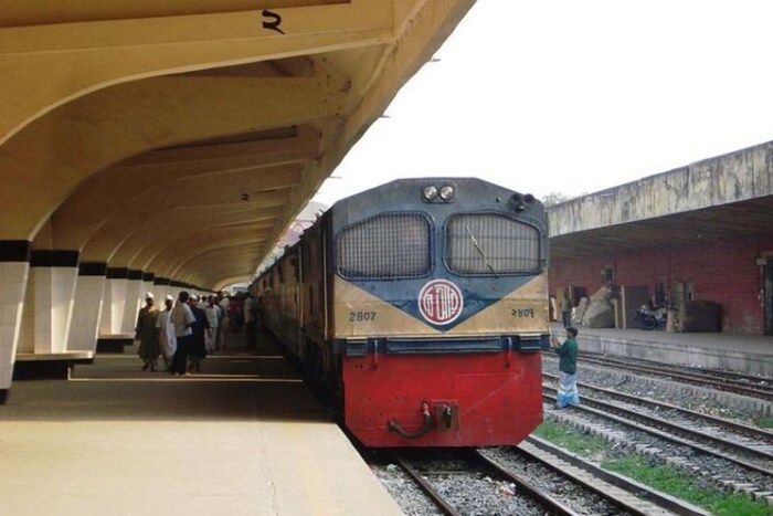 बांगलादेशमध्ये सुरुवातीपासून ड्युअल गेजचा वापर केला जात नव्हता. हे तंत्रज्ञान नंतर आले. पूर्वी तेथे मीटरगेजचा वापर केला जात होता. पण ब्रॉडगेजची गरज असताना मीटरगेज बदलण्याचा खर्च खूप जास्त होता. तसेच तेथील सरकारला देशभर पसरलेले मीटरगेज रेल्वेचे जाळे बंद करायचे नव्हते.