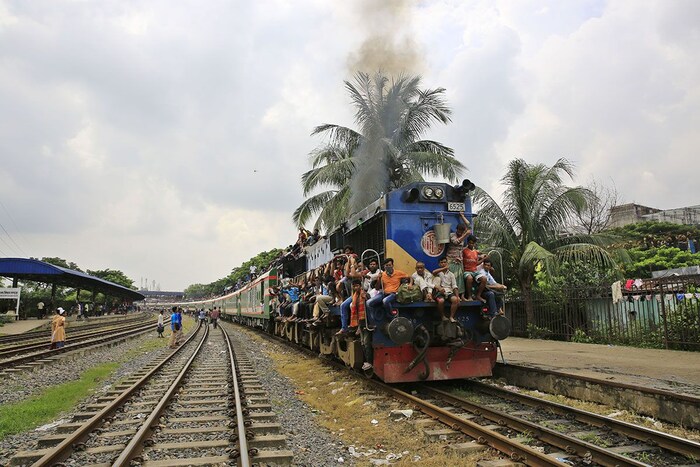 अशा परिस्थितीत, तिथल्या सरकारने दुहेरी रेल्वे ट्रॅक बसवण्याचा निर्णय घेतला, यामुळे एकाच ट्रॅकवर दोन वेगवेगळ्या गेजच्या गाड्या चालवण्याचे काम करता येते . म्हणूनच त्याला मिश्र गेज असेही म्हणतात. हे दुहेरी गेज ब्रॉडगेज आणि मीटर गेज दोन्ही एकत्र करून तयार केले आहे. यामुळेच आज बांगलादेशात ब्रॉडगेज आणि मीटरगेज गाड्या एकाच ट्रॅकवरून धावतात.