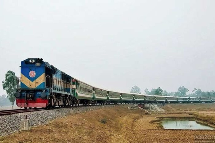 सामान्यता तुम्ही पाहिलं असेल की ट्रेनला धावण्यासाठी दोन ट्रॅक लागतात. दोन ट्रॅकवर एक ट्रेन धावते. कारण रेल्वेला दोन्ही बाजूने चाक असतात. पण तुम्हाला हे जाणून आश्चर्य वाटेल की बांगलादेशमध्ये ट्रेन धावण्यासाठी ३ ट्रॅक असतात. मग असा प्रश्न उपस्थीत होतो की असं का? येथे असं का केलं जातं?