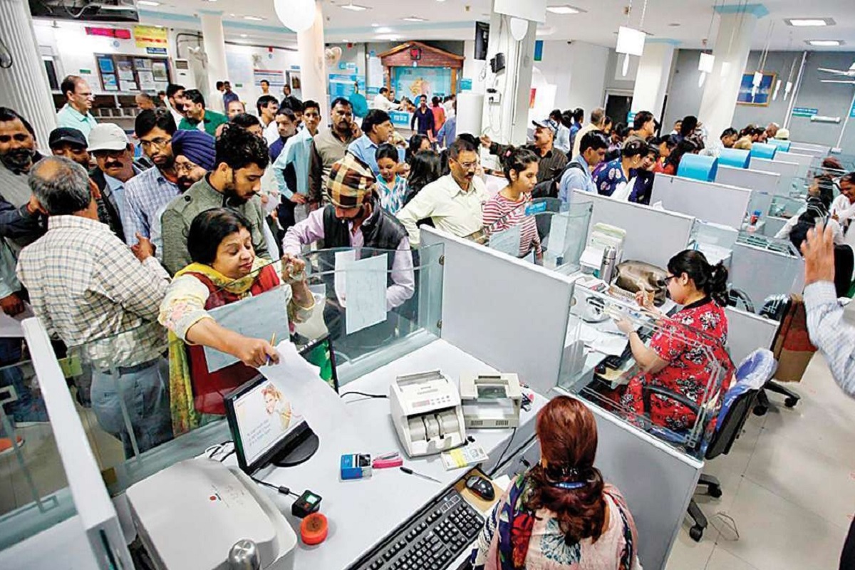 Bank Holidays : तुमच्या कामाची बातमी! एप्रिल महिन्यात १५ दिवस बंद राहणार बँक