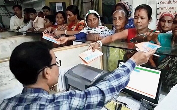31 मार्चपूर्वी आधार पॅनशी लिंक करा. तुम्ही असे न केल्यास 1 एप्रिलपासून तुमच्या पॅनचा काहीही उपयोग होणार नाही. पंतप्रधान वय वंदना योजनेचा अखेरचा दिवसही हाच आहे. 