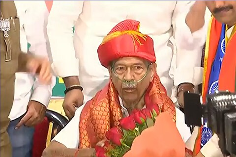 गिरीश बापट यांचं निधन झालं आहे. ते 73 वर्षांचे होतं. 