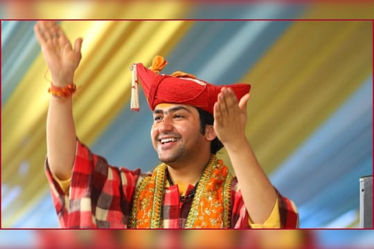 बागेश्वर धामचे धीरेंद्र शास्त्री भाविकांना पदस्पर्श का करून देत नाहीत? `हे` आहे कारण