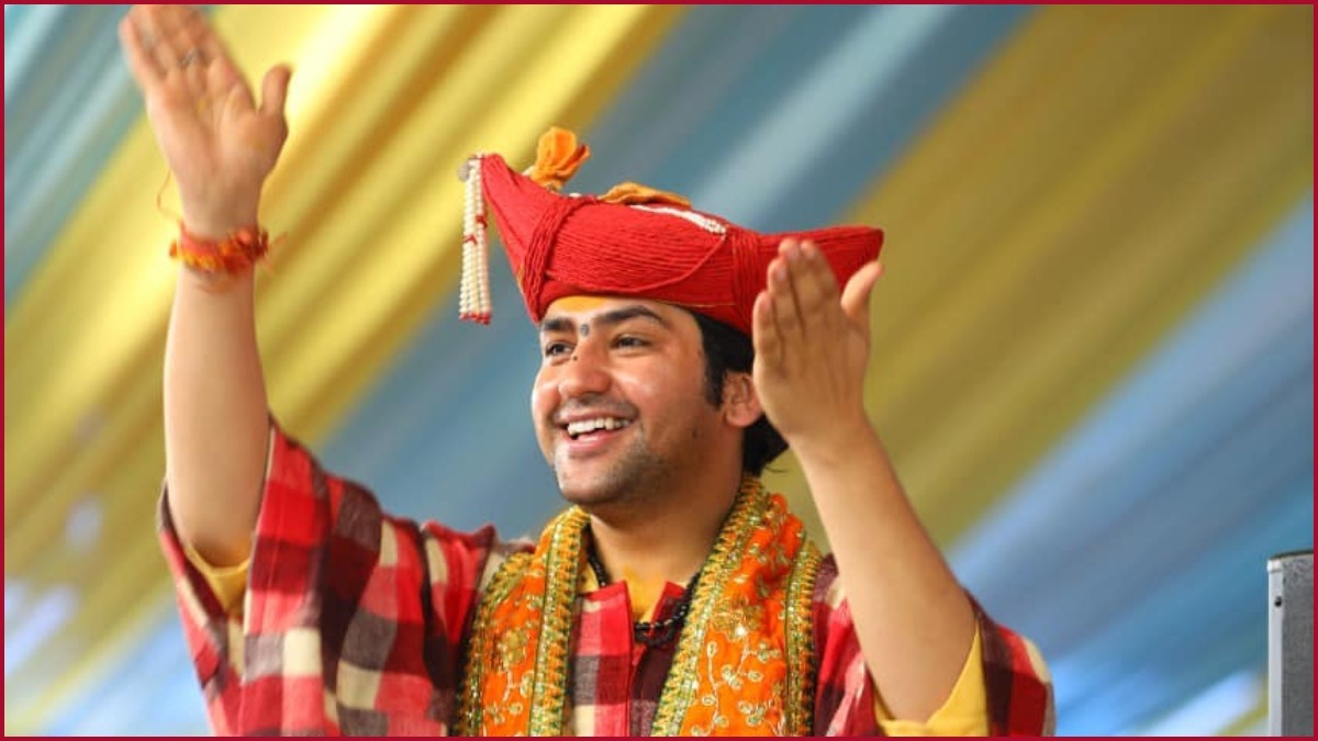 बागेश्वर धामचे धीरेंद्र शास्त्री भाविकांना पदस्पर्श का करून देत नाहीत? `हे` आहे कारण