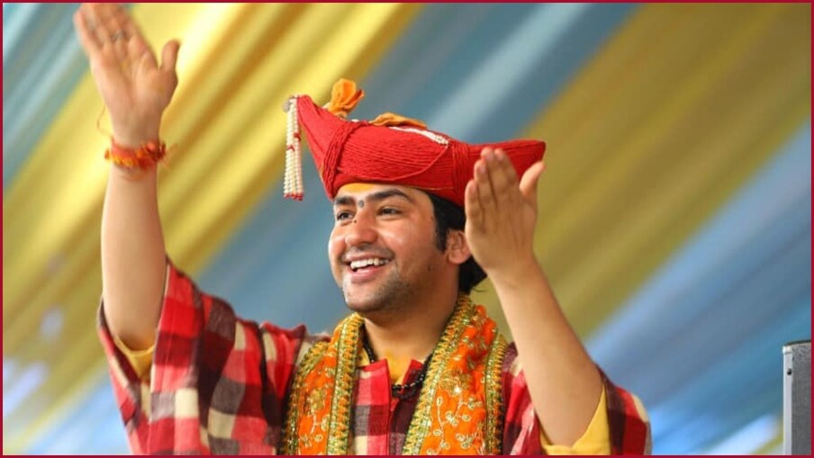 मागच्या काही महिन्यांपासून चर्चेत असलेले बागेश्वर धामचे प्रमुख पंडित धीरेंद्र कृष्ण शास्त्री 18-19 मार्च रोजी मुंबईत होते. यावेळी लोकांची मोठी गर्दी दिसून आली. पहिल्या दिवशी त्यांचा दिव्य दरबार तर दुसऱ्या दिवशी प्रवचन झाले.