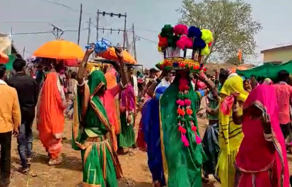 Bhongra Bazaar Jalgaon : 3 राज्यांना जोडणारा आदिवासी समाजाचा भोंगऱ्या बाजार, जाणून घ्या अशी आहे परंपरा