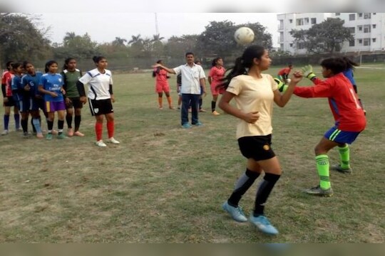 मुली फुटबॉल खेळत होत्या, प्रियकर आला अन् मैदानातच तिच्या हाताची नस कापली पुढे भयानक घडलं