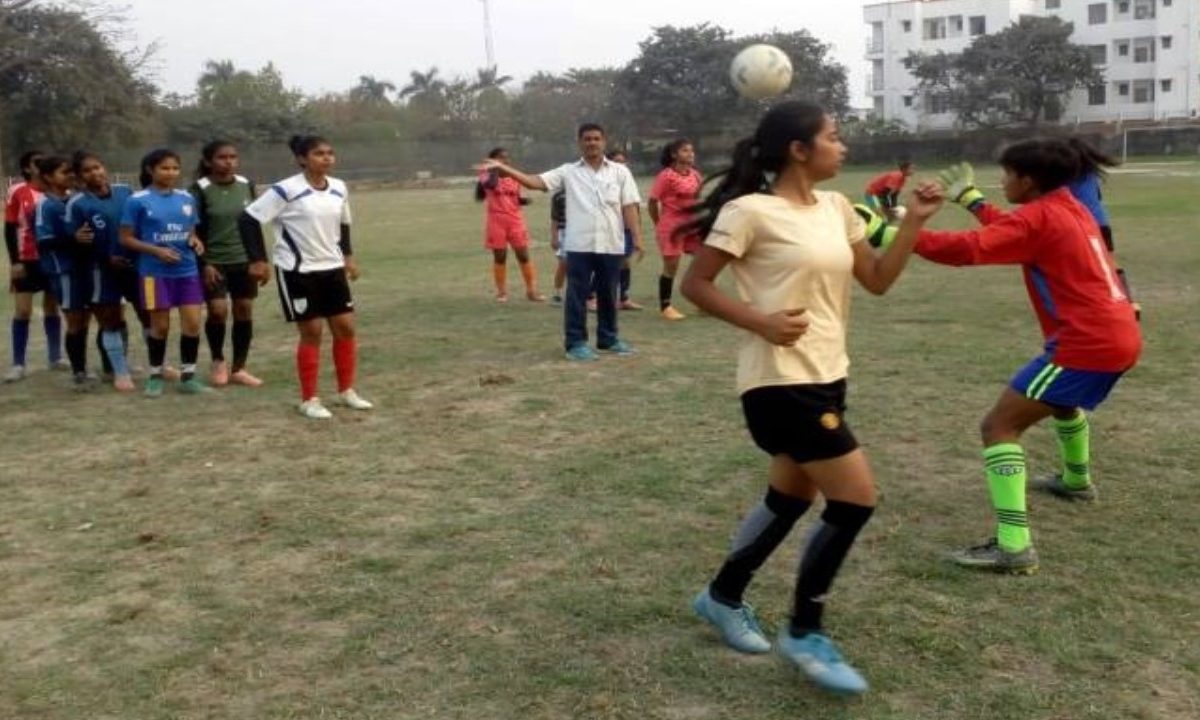 मुली फुटबॉल खेळत होत्या, प्रियकर आला अन् मैदानातच तिच्या हाताची नस कापली पुढे भयानक घडलं