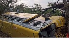 30 विद्यार्थ्यांना घेऊन जाणाऱ्या स्कूल बसचा अपघात; तो एक क्षण अन् अख्खी बस पलटली