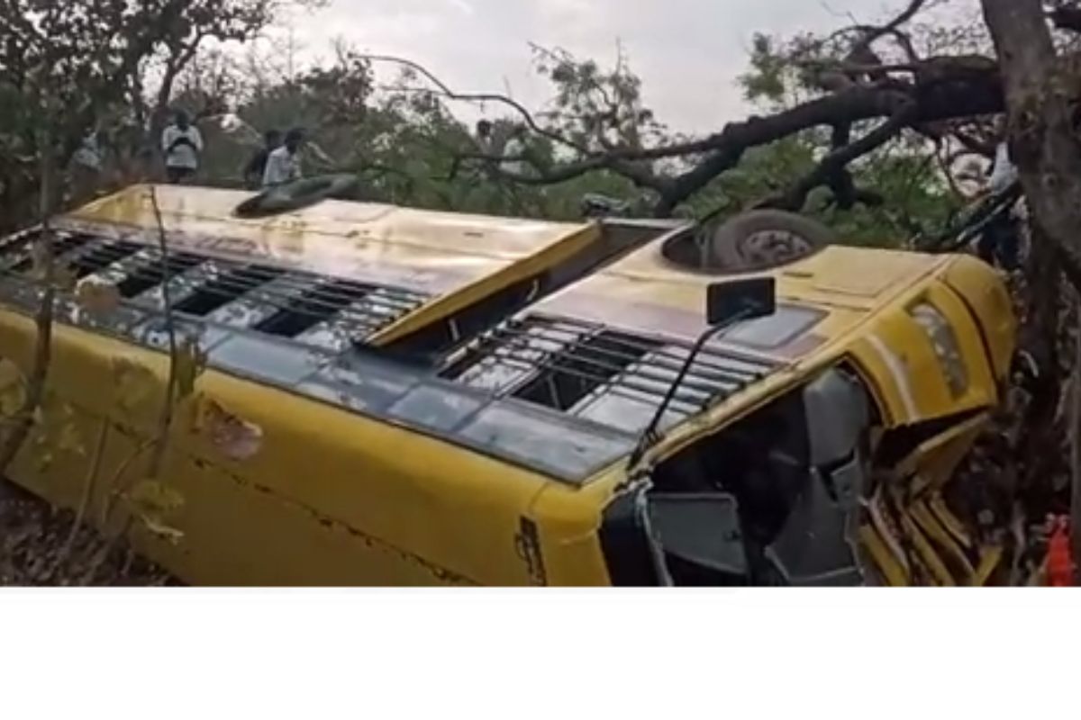 मोठी बातमी! 30 विद्यार्थ्यांना घेऊन जाणाऱ्या स्कूल बसचा अपघात; तो एक क्षण अन् अख्खी बस पलटली, मुलांसह शिक्षकही जखमी