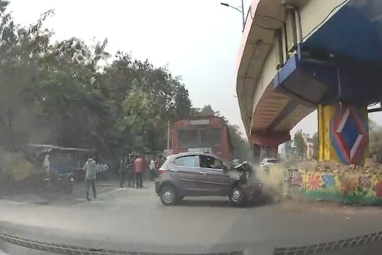 Chandrapur Major Accident : ओव्हरटेकचा नाद बेकार, भर चौकात टाटाच्या कारचा भयानक अपघात, LIVE VIDEO