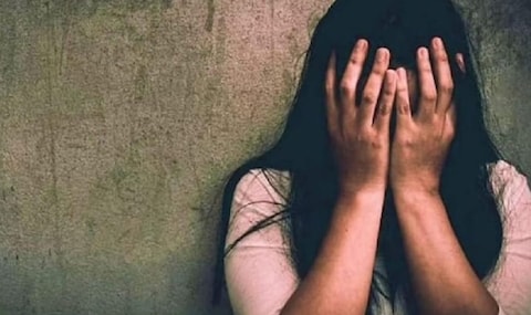 पतीपासून विभक्त झालेल्या महिलेवर बलात्कार करून तिच्याकडून पैसे घेतल्याची तक्रार करण्यात आली आहे. 