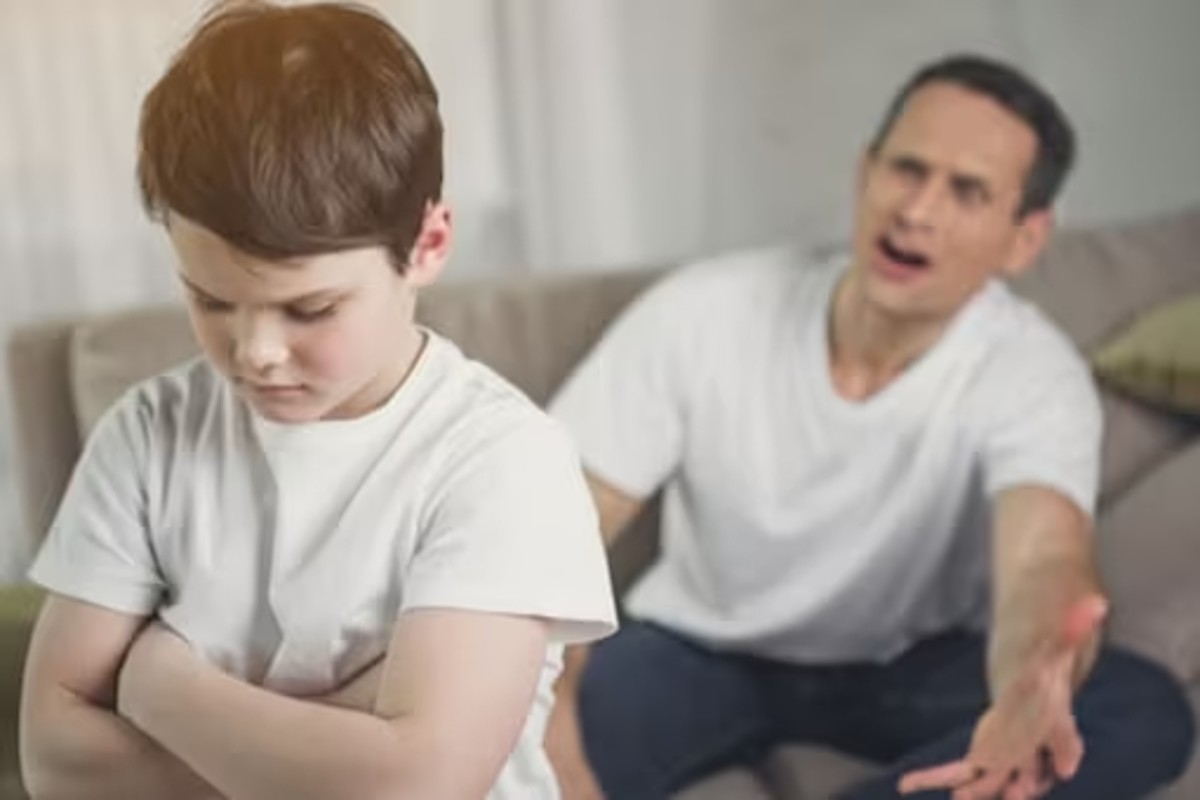 तुमचं मुलांकडे दुर्लक्ष तर होत नाही ना? 'या' 10 गोष्टींच्या आधारे करा निश्चित