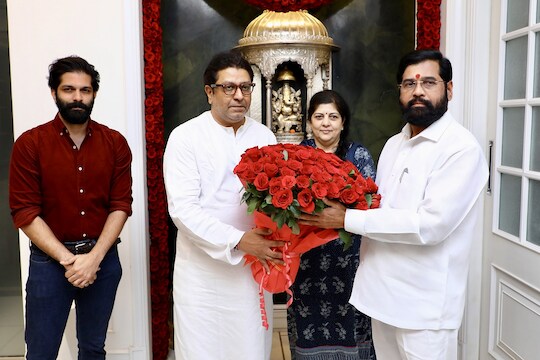 मुख्यमंत्री एकनाथ शिंदे हे मनसे अध्यक्ष राज ठाकरे यांच्या भेटीसाठी शिवतीर्थावर दाखल 