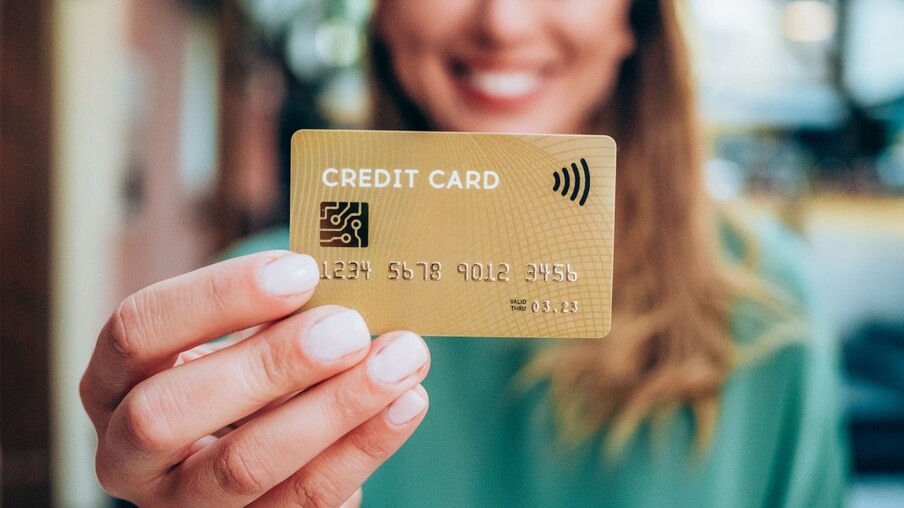 SBI कार्ड ऑनलाइन ट्रांझेक्शनवर 5% कॅशबॅक देते. हा कॅशबॅक ऑनलाइन आणि ऑफलाइन दोन्ही ट्रांझेक्शनवर मिळतो. या कार्डची वार्षिक फी 999 रुपये आहे.