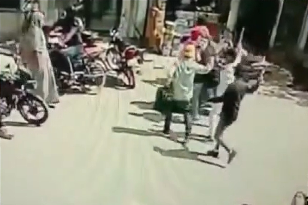 संजय सिंह हे आपल्या कारने आपल्याजवळील रक्कम सेंट्रल बँक ऑफ इंडियामध्ये भरण्यासाठी जात होते