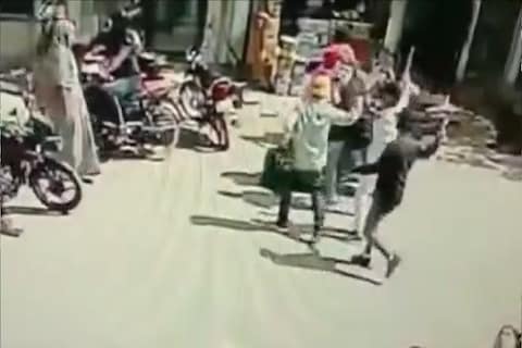 संजय सिंह हे आपल्या कारने आपल्याजवळील रक्कम सेंट्रल बँक ऑफ इंडियामध्ये भरण्यासाठी जात होते
