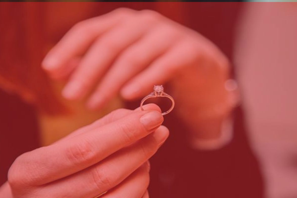 गावात दोन दिरांनी त्यांची वहिनी आणि शेजारच्या व्यक्तीवर कुऱ्हाडीनं वार करून त्यांना ठार मारलं