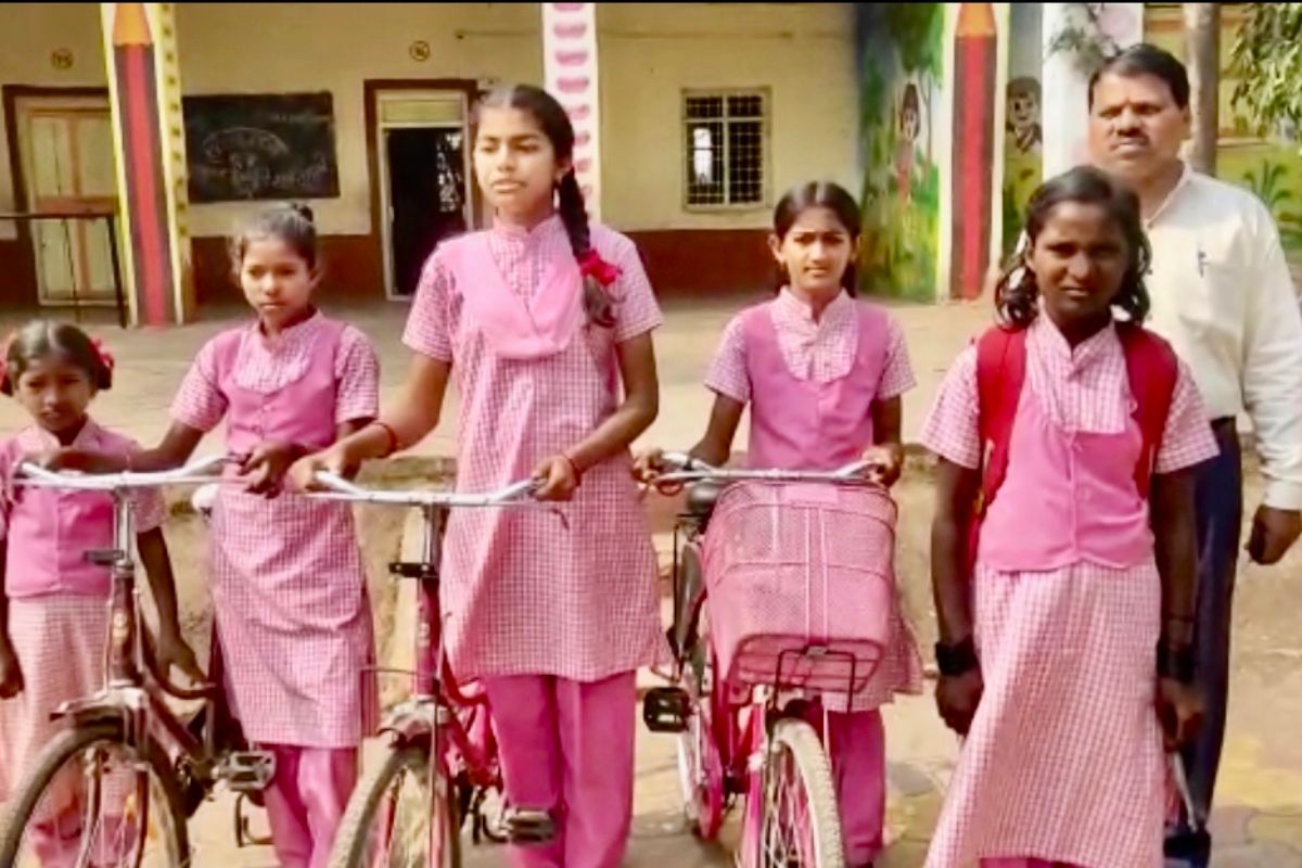 Solapur News : मुलींच्या शिक्षणासाठी 'सायकल बँक' ठरली वरदान, पाहा कसा झाला बदल!