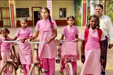 Solapur News : या शाळेत मुलींच्या शिक्षणासाठी 'सायकल बँक' वरदान ठरली आहे. यामुळे काय फायदा झाला जाणून घ्या. 