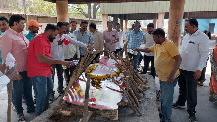 स्मशानभूमित गॅस सिलेंडरचा विधिवत प्रतिकात्मक अंत्यविधीही पार पाडला. 