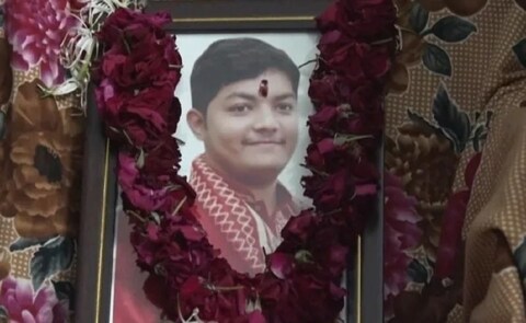 एसआयटीच्या पथकाला सोळंकीच्या खोलीत काही महत्त्वाच्या गोष्टी सापडल्या आहेत. यात एका प्रश्नपत्रिकेच्या शेवटच्या पानावर सुसाइड नोट आढळून आलीय.
