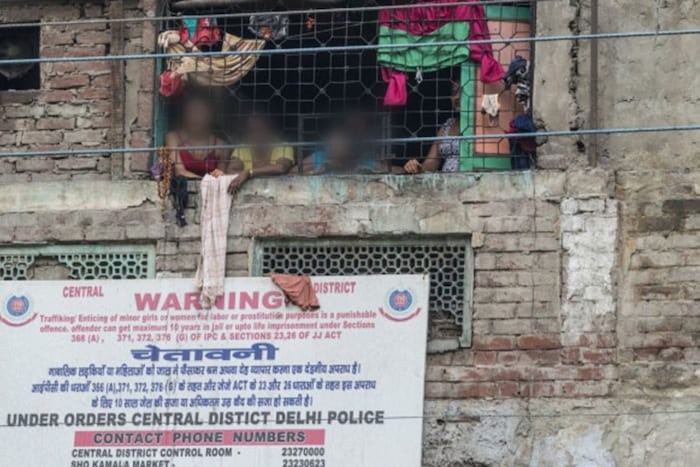जीबी रोड दिल्ली : भारताची राजधानी असलेल्या दिल्लीच्या जेबी रोडचं पूर्ण नाव गारस्टिन बास्टिन रोड आहे. दिल्लीमधला हा सगळ्यात मोठा रेड लाईट भाग आहे. या भागाचं नाव 1965 साली बदलून स्वामी श्रद्धानंद मार्ग करण्यात आलं. या भागाचाही स्वत:चा वेगळा इतिहास आहे. मुघल काळात या भागात एकूण 5 रेड लाईट एरिया म्हणजेच कोठे असायचे. इंग्रजांनी हे पाचही भाग एकत्र केले आणि याचं नाव जीबी रोड केलं. जीबी रोडवर सगळ्यात मोठा व्यापार होतो, असं सांगितलं जातं. इकडे नेपाळ आणि बांगलादेशमधून मुली तस्करी करून आणल्या जातात. 