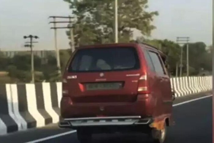 चार चाकी कारची बनवली रिक्षा
