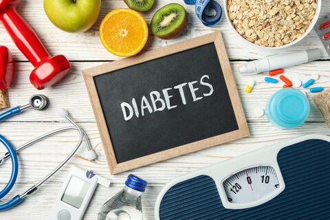 Onion Extract Benefits in Diabetes : मधुमेहामुळे रक्तातील साखर वाढते आणि त्यामुळे शरीराच्या इतर अवयवांवर परिणाम होऊ लागतो. या आजाराने ग्रस्त असलेल्या रुग्णांनी रक्तातील साखर नियंत्रणात ठेवण्यासाठी खाण्या-पिण्यापासून आपली जीवनशैली चांगली ठेवण्याची गरज आहे.