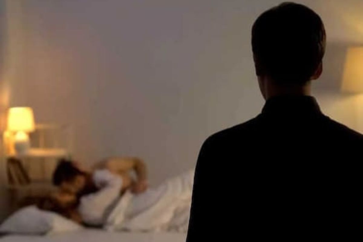 पत्नी प्रियकरासोबत खोलीत दिसली (प्रतिकात्मक फोटो)