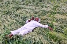 पिकं झाली आडवी, डबडबलेल्या डोळ्याने शेतकऱ्याने घेतले तोंड झोडून, VIDEO पिकं झाली आडवी, डबडबलेल्या डोळ्याने शेतकऱ्याने घेतले तोंड झोडून, VIDEO