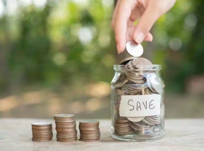 किती काळासाठी करता येते फिक्स्ड डिपॉझिट? बँकेत किमान 15 दिवस फिक्स्ड डिपॉझिट करता येतं. बँक ऑफ बडोदाने 1 कोटीपर्यंतच्या एफडीसाठी किमान 15 दिवस आणि 1 कोटींवरील एफडीसाठी 7 दिवसांचा कालावधी सेट केला आहे. त्याचप्रमाणे, SBI मध्ये FD चा किमान कालावधी 15 दिवसांचा आहे.