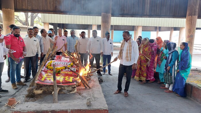 गॅस दरवाढीच्या विरोधातील प्रतीकात्मक आंदोलनाची सांगलीत चर्चा सुरू आहे.