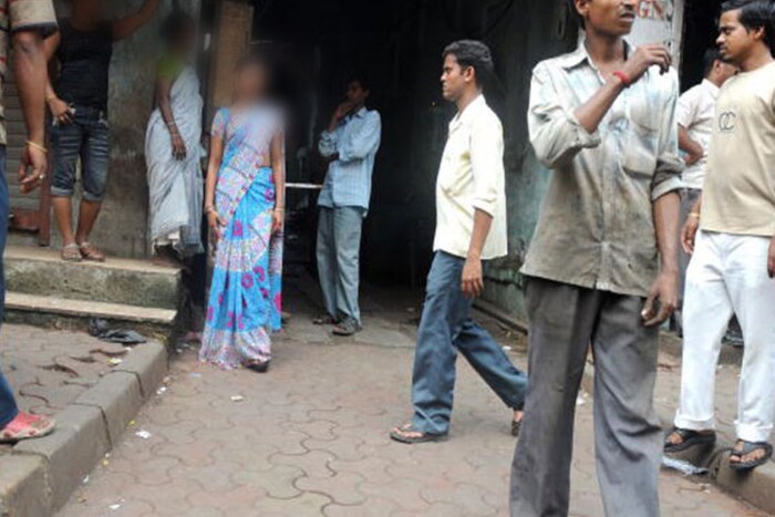 ग्वालियर : मध्य प्रदेशच्या ग्वालियरमध्ये रेशमपुरा नावाचा रेड लाईट एरिया आहे. या भागात देह व्यापार करण्यासाठी परदेशी मुलींसह मॉडेल्स आणि कॉलेजच्या मुलींसाठी ऑफिसच उघडली जात आहेत. इंटरनेट आणि मोबाईलवरून कॉलगर्ल्स बुक केल्या जातात, तसंच ईमेल किंवा मोबाईलवरून ग्राहकांना डिलिवरीचं ठिकाण सांगितलं जातं. कॉलगर्ल्सना कंत्राट किंवा पगारावर नोकरी दिली जाते. 