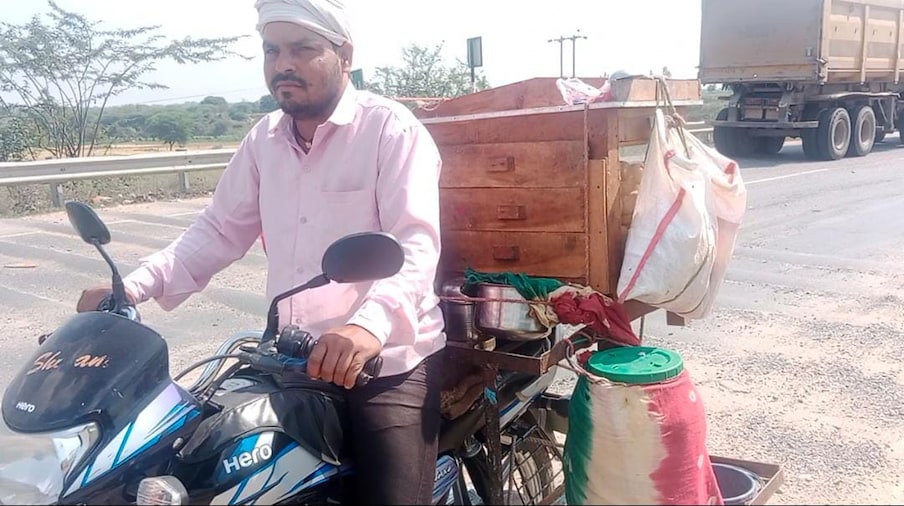 दरम्यान तुम्हाला प्रश्न पडला असेल एवढ्या गल्ली बोळात हातगाडी कशी जाईल? दरम्यान या पाणीपूरी वाल्याने नामी शक्कल लढवत आपल्या व्यवसाय वेगळ्या टप्प्यावर नेऊन ठेवला आहे. 