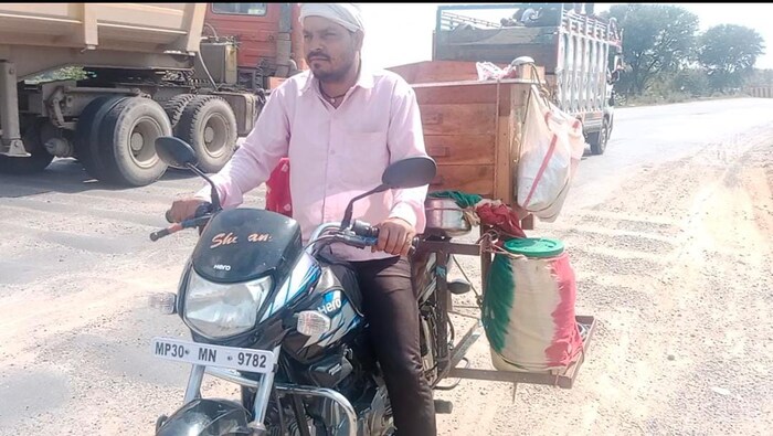 मध्य प्रदेशच्या भिंड शहरात पाणीपूरी खायला बाजारात जाण्याची गरज नाही, आता दुकान स्वतःहून तुमच्या दारातच येत आहे. यासाठी भिंडच्या एका दुकानदाराने खास दुकान तयार केले आहे, जे कुठेही पाणीपूरी लोकांना खायला देतात.
