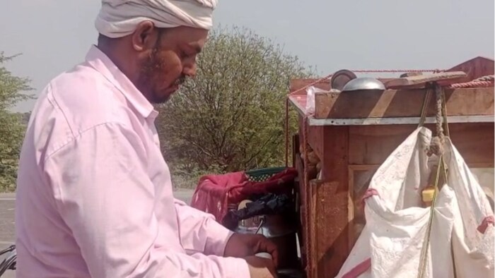 भिंड जिल्ह्यातील सुनील सिंह यांनी व्यवसाय करण्याची पद्धत बदलली आहे. स्वत:च्या बाईकवर काउंटर लावून आणि त्याच्या शेजारी जलजीरा भरून त्यांनी ते पूर्ण दुकान बनवले आहे. यामुळे सुनील प्रत्येक गावात जाऊन पाणीपूरी विकत आहे.