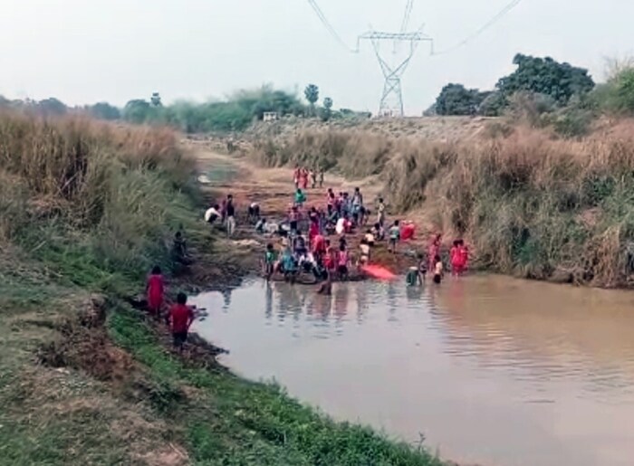  नदीच्या वाळूत सोनं मिळतंय या बातमीवर कुणीही विश्वास ठेवणार नाही. मात्र येथील स्थानिक असा दावा करत आहेत. बीरभूमच्या मुरई पोलीस स्टेशनच्या परकांडी गावाजवळ बन्सलोई नदी वाहते. या नदीत वर्षभर पाणी नसते. ही नदी पावसाळ्यात भरभरुन वाहते. मात्र सध्या भर उन्हाळ्यात या नदीच्या काठावर माणसांचा पूर आलाय. 