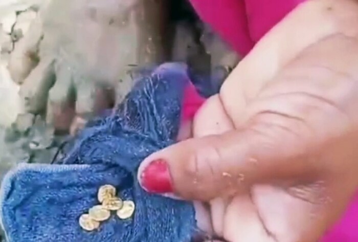  नदीच्या वाळूत सापडले सोनं : ही घटना काही दिवसांपूर्वी घडली होती. दोन दिवसांपूर्वी झारखंडमधील एका रहिवाशाला पहिल्यांदाच त्या नदीच्या काठी सोन्याचे दागिने सापडले होते. अनेक सोन्याचे दागिने पाहणारे आणि मिळवणारे ते पहिले व्यक्ती होते. त्यानंतर ही बातमी वाऱ्यासारखी पसरली. झारखंडजवळील बीरभूमच्या गावातील लोक नदीच्या काठावर जमले आणि सोने गोळा करण्यासाठी त्यांनी एकच गर्दी केली. सोन्याच्या नाण्यांसारख्या अनेक गोलाकार वस्तू येथे सापडल्याचं सांगण्यात येतं. 