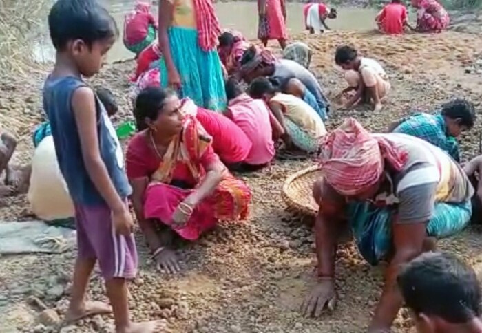 दोन दिवसांपूर्वी येथील नदीच्या वाळूत सोने सापडल्याचे स्थानिक युवक सुजन शेख यांनी सांगितले. त्यानंतर ही बातमी पसरताच विविध ठिकाणांहून लोक येऊन सोनं शोधू लागले. अनेकांना खूप काही मिळाले तरीही त्याला अजून काही मिळाले नाही. वेगवेगळ्या लोकांकडून मिळालेल्या बातमीनुसार हे लोक आता सोन्याच्या शोधात नदीच्या काठावर आले आहेत. मात्र हे सोन्याचे दागिने कुठून आले याबाबत सर्वांनाच उत्सुकता आहे. असे मानले जाते की 'महेशपूर राजबारी', त्यापैकी बहुतेक नंतर सुवर्णरेखा नदीच्या पाण्यात बुडले होते. त्या राजबारीतून हे सोने सुवर्णरेखा नदीमार्गे बनसलोई नदीत येऊ शकते. हा अंदाज लावला जातोय. 