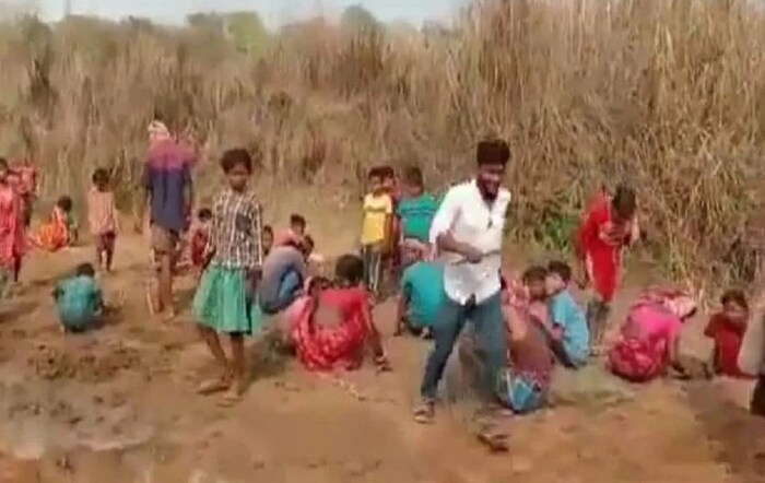 नदीच्या काठावर सोनं मिळतंय ही बातमी पसरताच एकच धुमाकूळ उडाला आहे. मुरारी येथील ब्लॉक 1 चे बीडीओ जगत चौधरी यांनी सांगितले की, या प्रकरणाची माहिती पोलिसांना देण्यात आली आहे. कोणत्याही प्रकारची दुर्घटना घडू नये म्हणून नदीच्या काठावर पोलिसांचा बंदोबस्त ठेवण्यात आला आहे.