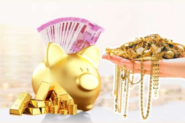 गोल्ड लोनमध्ये, सोनं तारण ठेवून त्या बदल्यात कर्ज दिलं जातं, त्यामुळे त्यावरील व्याज दर वैयक्तिक कर्जापेक्षा खूप कमी असतो. दिलेल्या मुदतीत जर तुम्ही लोन पूर्ण केलं नाही तर तुम्हाला वॉर्निंग दिली जाते आणि त्यानंतर ते सोनं ऑक्शनमध्ये काढलं जातं.