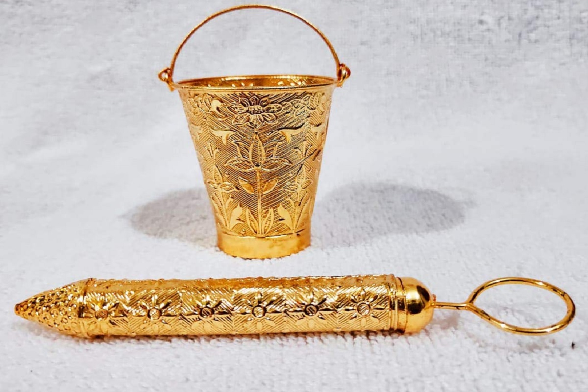 सोन्याची पिचकारी आणि बकेट