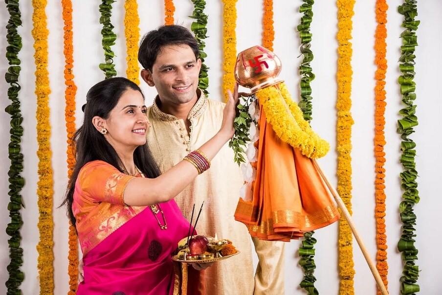 गुढीपाडवा हा एक नवीन चैतन्य घेऊन येणारा सण आहे. आजच्या दिवशी हिंदू नववर्षाची सुरुवात होते. या दिवशी नवीन वस्तू खरेदी करणं, भेटवस्तू देणं तसंच सोनं खरेदी करण्याला खूप महत्त्व आहे. एखाद्या नवीन कामाची सुरुवात आजपासूनच करण्याला महत्त्व दिलं जातं. गुढी उभारुन मनोभावे पुजा देखील केली जाते.